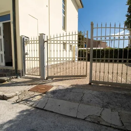 Sea View, Private Parking And Outdoor Courtyard Apartment *