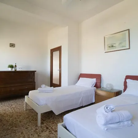 Sea View, Private Parking And Outdoor Courtyard *