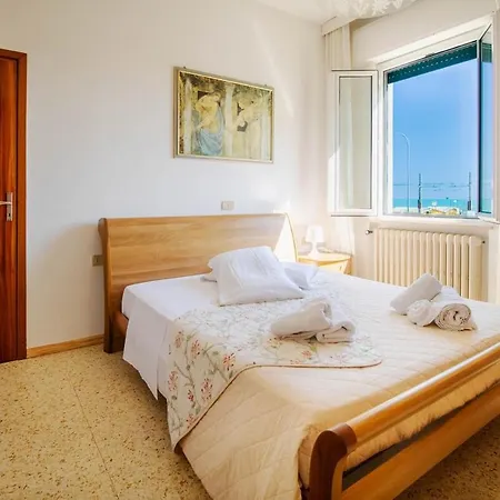 Sea View, Private Parking And Outdoor Courtyard Lejlighed