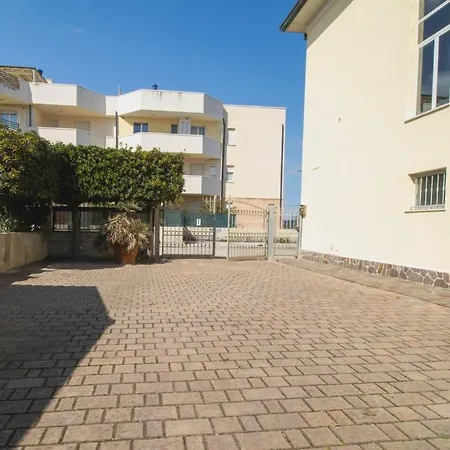Sea View, Private Parking And Outdoor Courtyard *