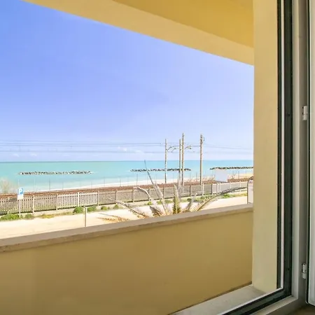 Sea View, Private Parking And Outdoor Courtyard Civitanova Marche