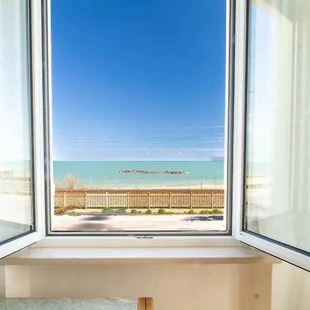 Sea View, Private Parking And Outdoor Courtyard Apartment Civitanova Marche