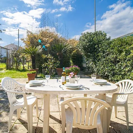 Sea View, Private Parking And Outdoor Courtyard *